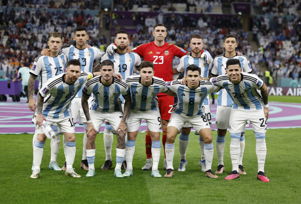 传记作者：莱万年少时常因身材自卑；他与渣叔的关系起初不好（传记作者称：莱万少年因身材自卑，与渣叔起初关系不佳）