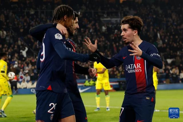 雄鹿猛攻内线拿下硬仗（雄鹿内线强攻，苦战告捷）