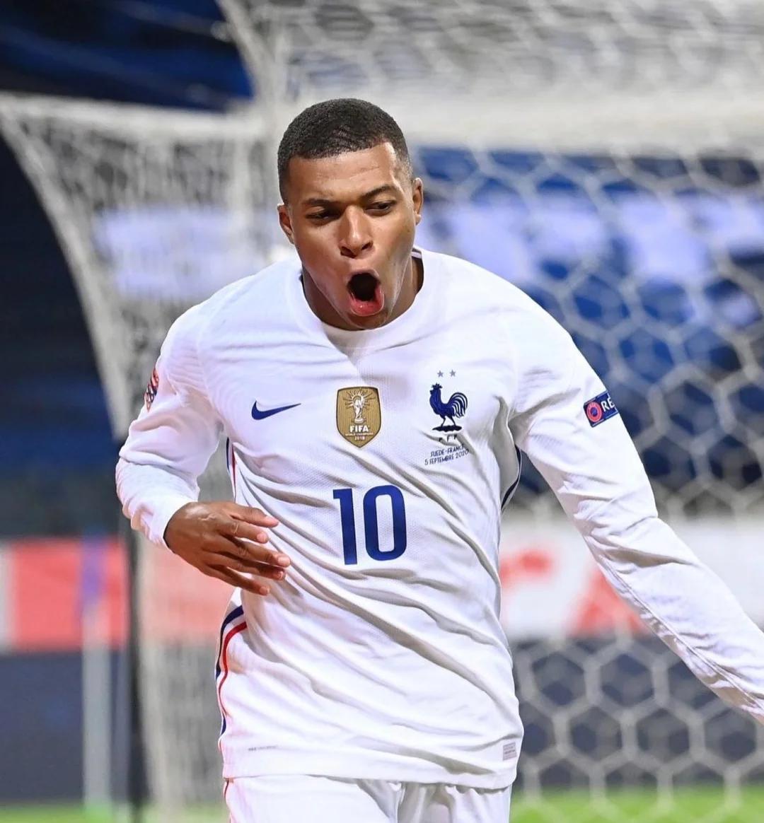 阿斯：沙特正在大力追求莱万，芝加哥火焰也想引进他（阿斯：沙特重金求购莱万，芝加哥火焰也在争夺）