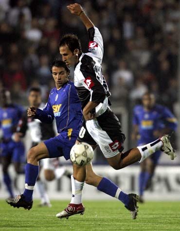 巴萨新球场揭幕战，比赛第10分钟全场球迷高呼梅西名字（巴萨新主场揭幕战第10分钟，全场球迷齐声呼喊梅西）