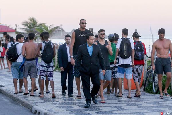 德媒：两名葡体球迷燃放烟火致另一名葡体球迷和一名警官受伤（德媒报道：两名葡体球迷燃放烟花，致另一名葡体球迷与一名警察受伤）