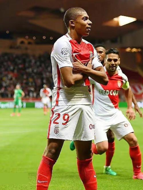 4000万欧潜力！曼联盯上18岁希腊中场，多豪门竞争转会成焦点？（估值4000万欧！曼联锁定18岁希腊中场，豪门混战成转会焦点？）