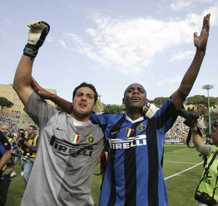 欧冠赛场精彩瞬间：巴萨2-1战胜拜仁,（欧冠之夜高光集锦：巴萨2-1力克拜仁）