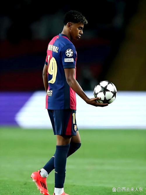 克罗斯评历史最佳11人：C罗左边锋，梅西前腰，马尔蒂尼入选（克罗斯评历史最佳阵容：C罗踢左翼，梅西任前腰，马尔蒂尼在列）