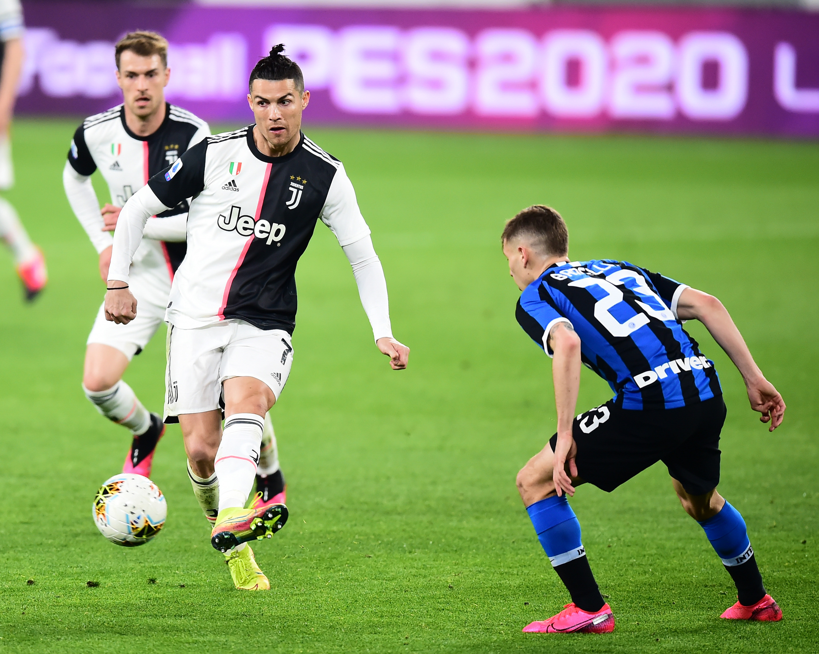 英超将迎第42次首尾对决，此前榜首球队30胜7平4负（英超第42次榜首对阵垫底将上演：领头羊过往战绩30胜7平4负）