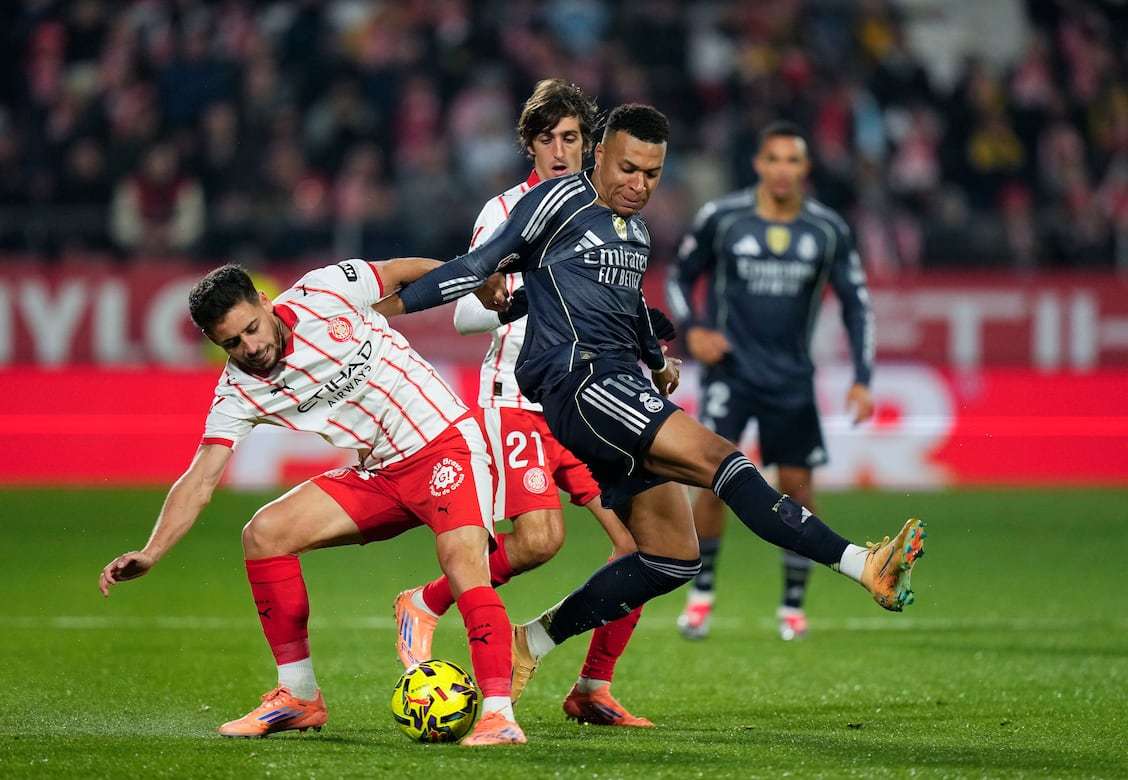 梅西在球场内与印度球迷挥手互动，之后活动因骚乱提前结束（梅西赛场向印度球迷挥手致意，现场骚乱致活动提前收场）