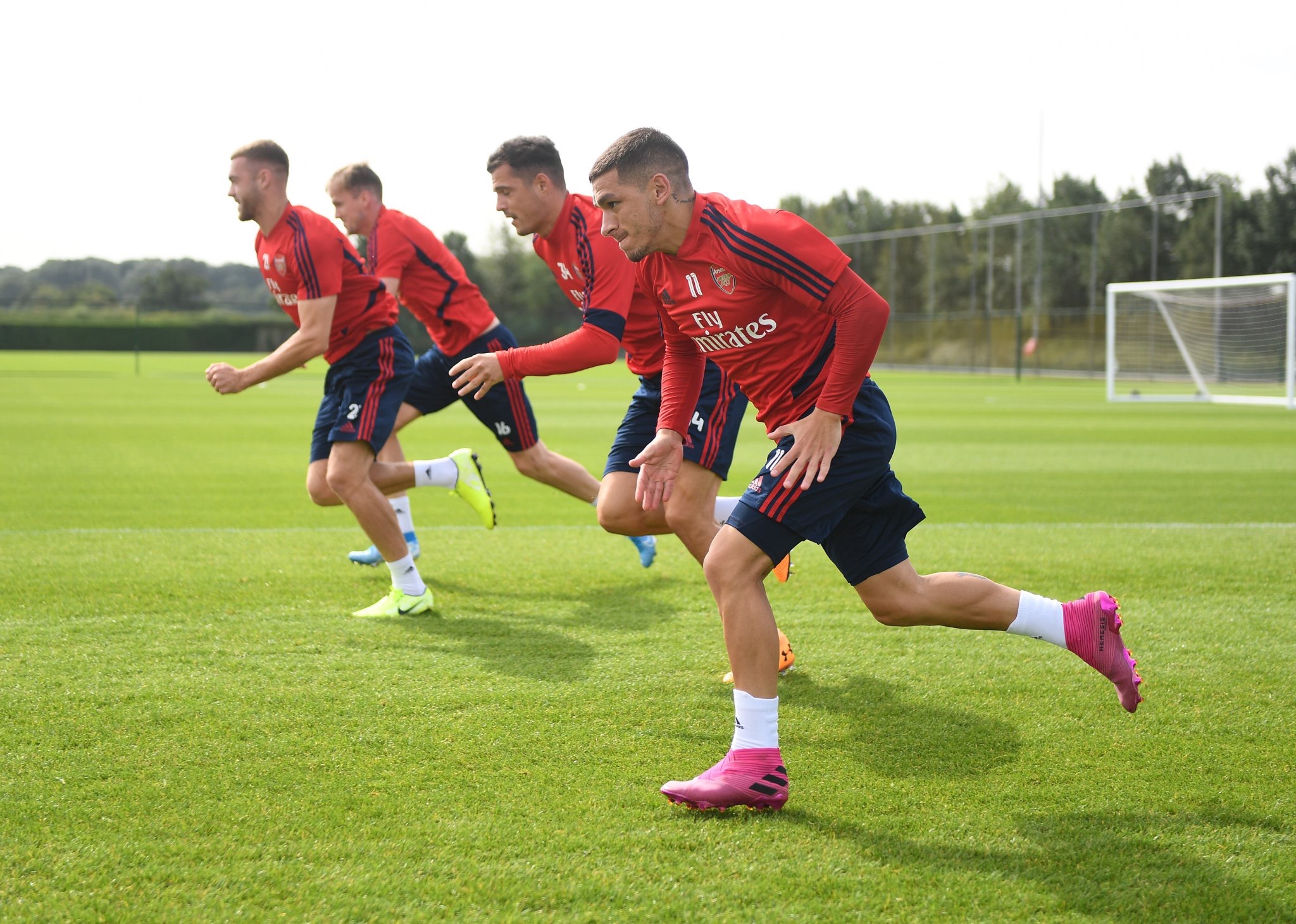 港队主场战新加坡，新加坡球员伤退时担架工作人员忍不住庆祝（港队主场迎战新加坡，新加坡球员伤退之际担架员忍不住欢呼）