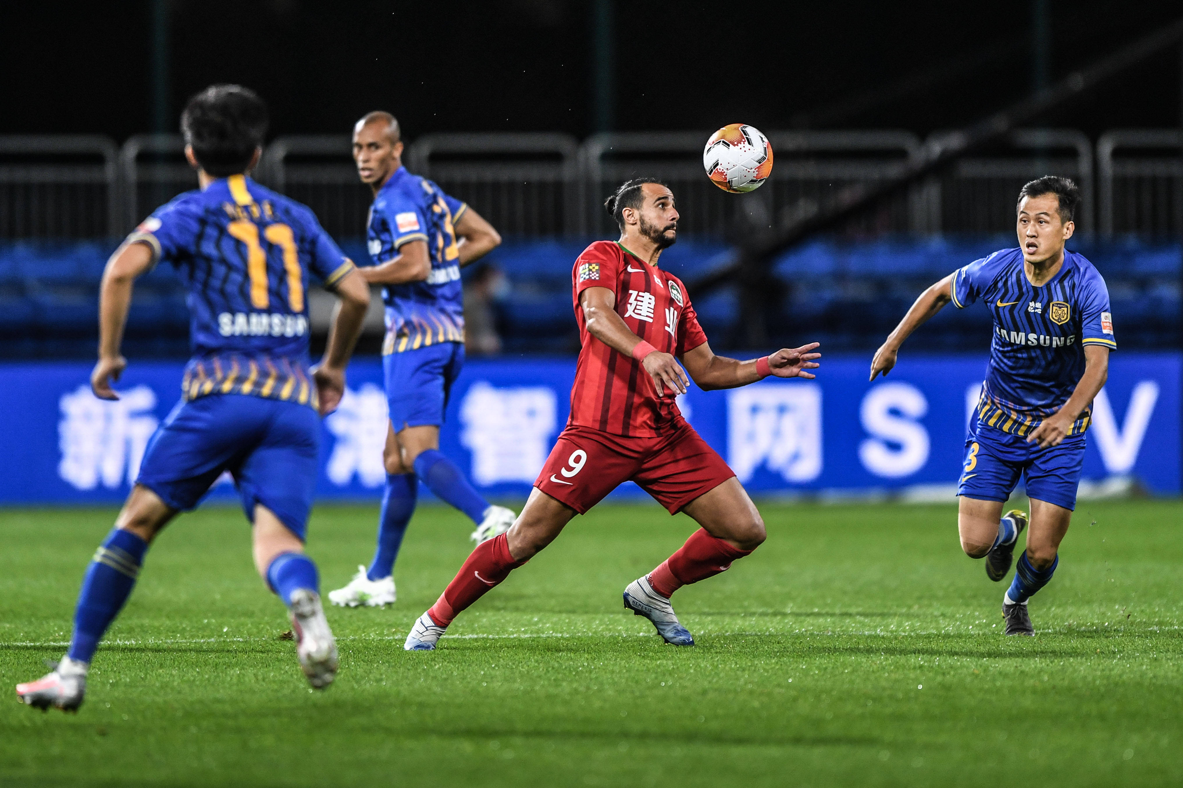 池忠国迎国安生涯200场里程碑，赛前热身获赠纪念球衣（赛前热身获赠纪念球衣，池忠国迎来国安生涯第200场里程碑）