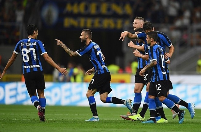 一齐登场！齐达内中国风亮相FC嘉年华，传奇卡重磅揭晓！（齐达内以中国风现身FC嘉年华，传奇卡震撼发布！）