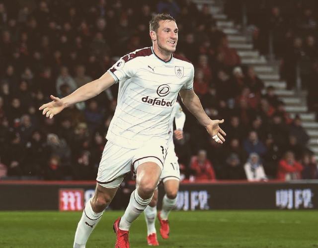 队报：利物浦中场莫顿加盟里昂转会费为1000万+500万欧（队报：里昂签下利物浦中场莫顿，转会费1000万欧+500万欧浮动条款）