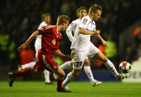 梦幻联动！T1四人组造访拜仁主场，领取印有自己名字的拜仁队服（跨界联动！T1四人组做客拜仁主场，获赠印名拜仁球衣）