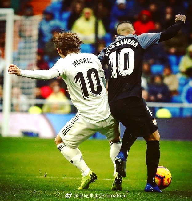 欧文突破防守助攻制胜（欧文突破撕裂防线妙传助队取胜）