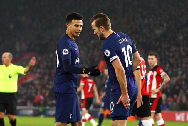 英超战报：罗杰斯双响，库尼亚破门难救主，维拉2-1曼联（英超焦点战：罗杰斯梅开二度，库尼亚破门难救主，阿斯顿维拉2-1力克曼联）