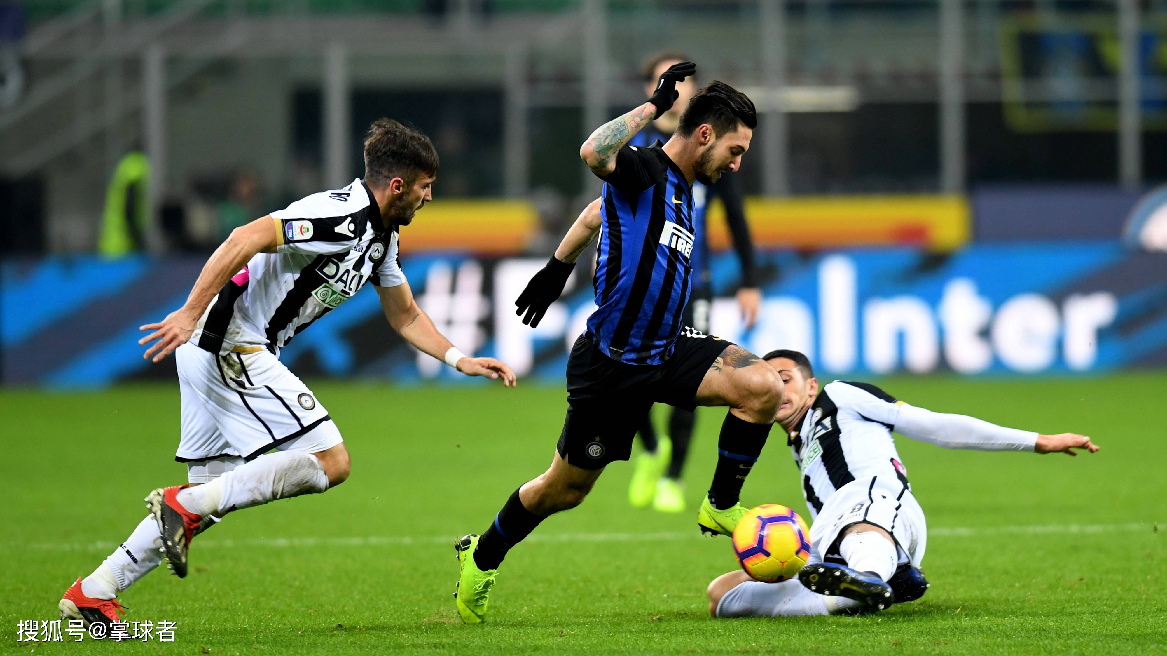 怀特第三节轰14分带队反超，米勒单节4三分回应（怀特第三节狂砍14分助队反超，米勒单节4记三分强势回敬）