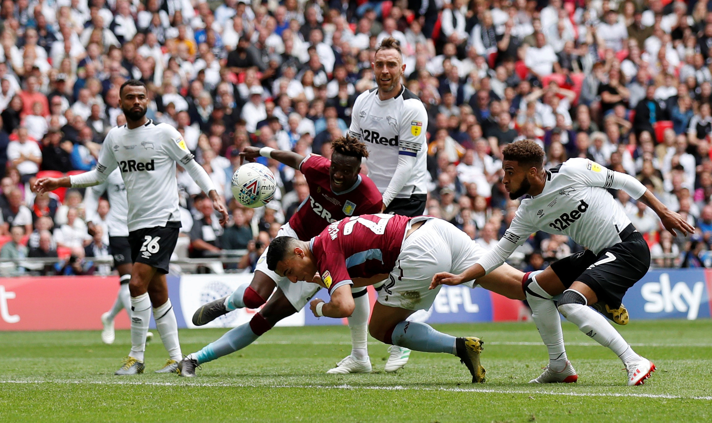 莫雷托：皇马依旧信任阿隆索，并且将在六月份签下一名中后卫（莫雷托：皇马仍信任阿隆索，六月将引进一名中后卫）