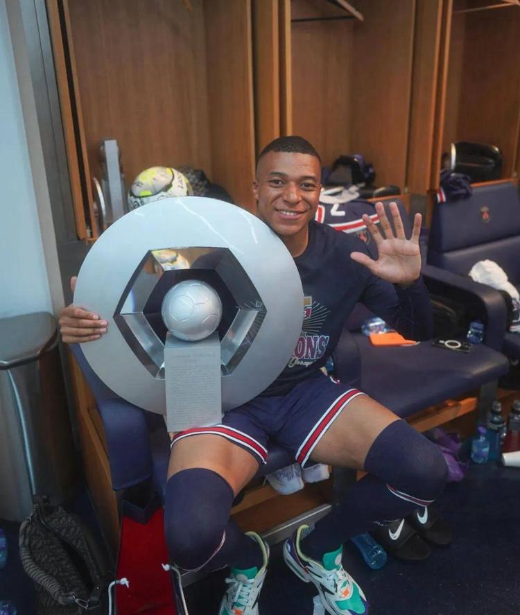 【壁纸】——C罗在皇马（C罗皇马时期高清壁纸）